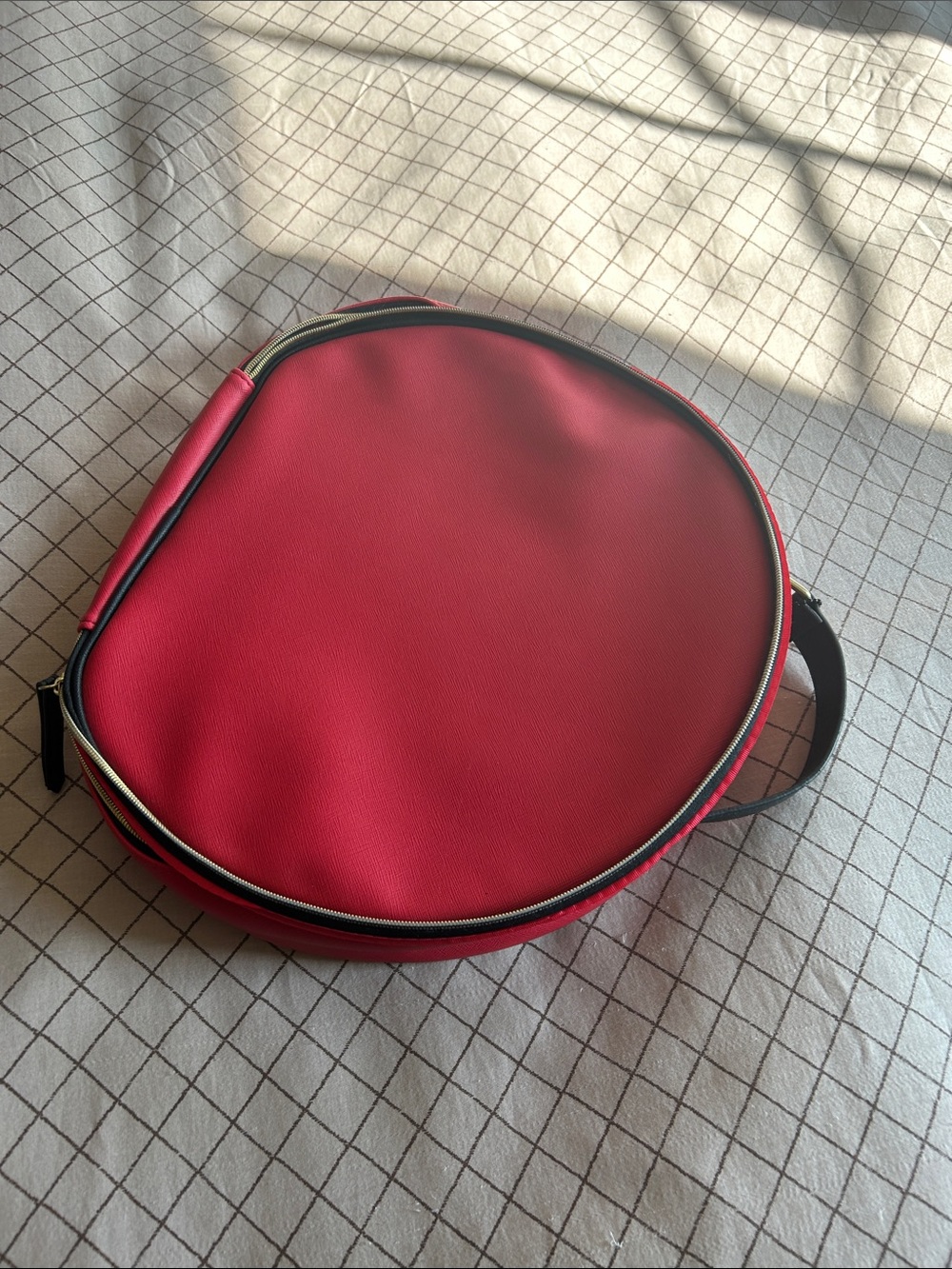 Elizabeth Arden Red Round Makeup Bag